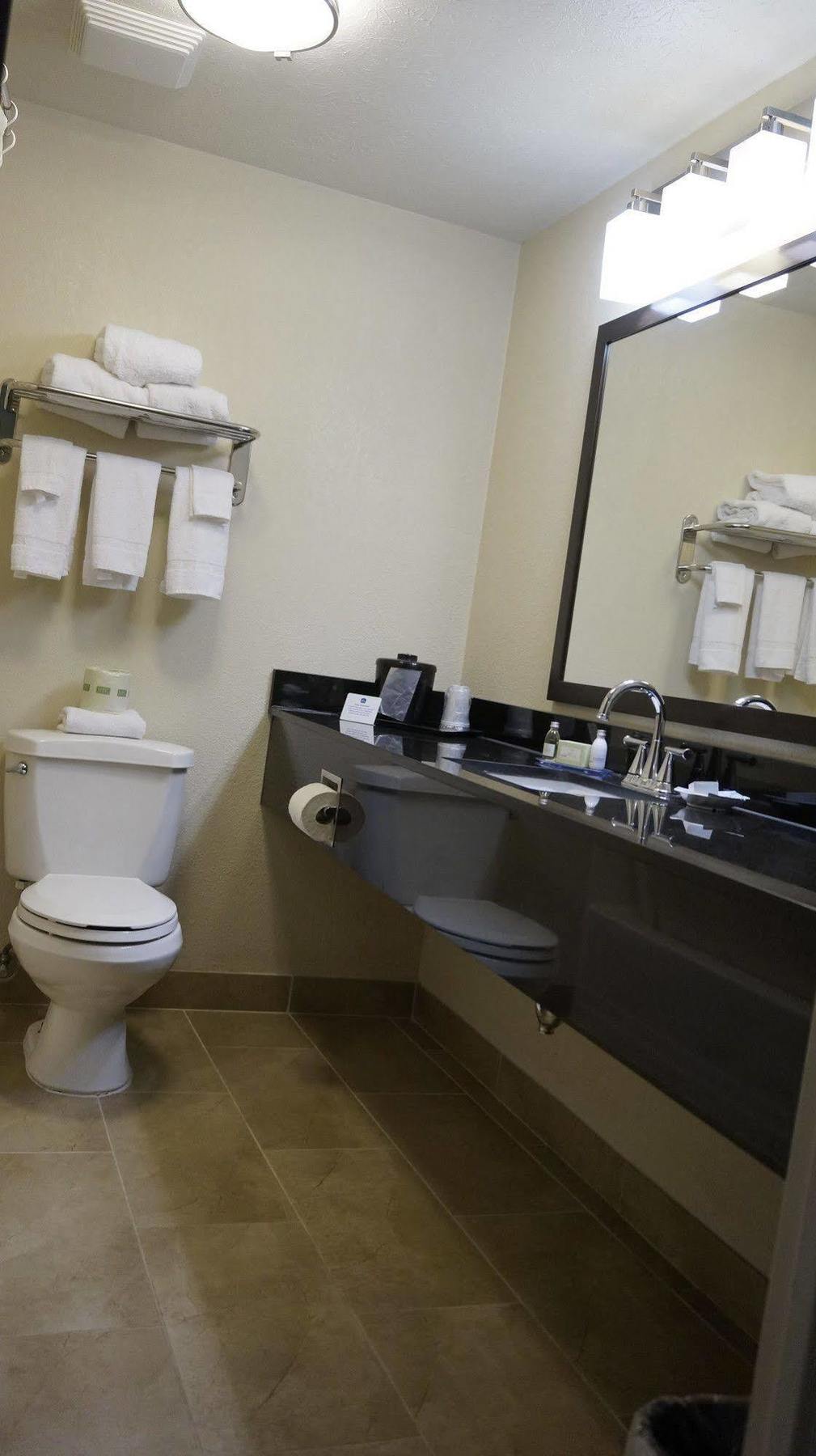 Best Western Airport Inn & Suites Cleveland Brook Park Zewnętrze zdjęcie